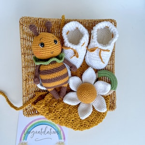 Gender neutral baby bee set bee baby shower gift, Summer baby shower gift for mom to bee, What will the baby bee, Crochet bee baby toy