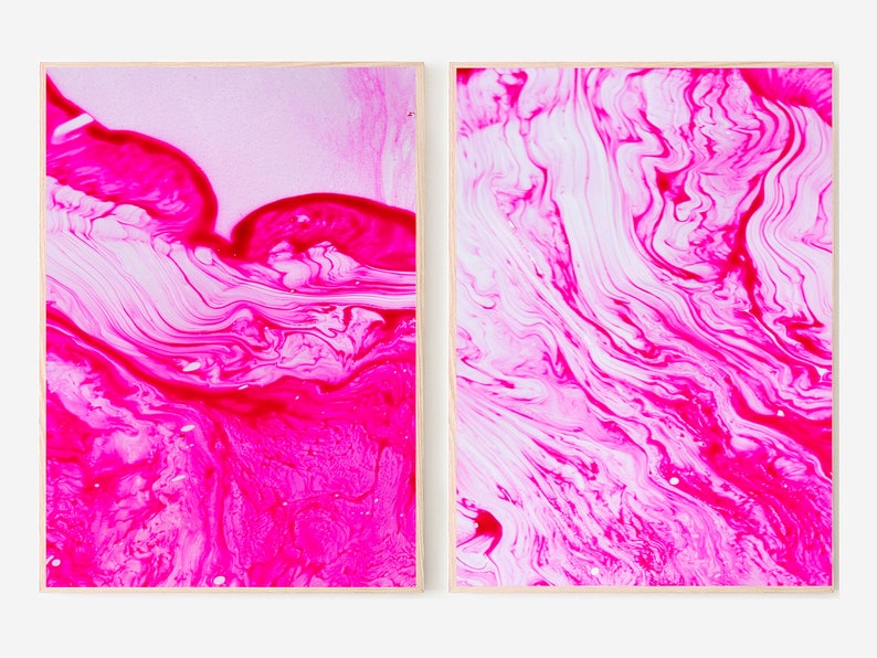 K&ouml;nnte beinhalten: Zwei gerahmte abstrakte Gem&auml;lde mit pinken und wei&szlig;en wirbelnden Mustern. Die Gem&auml;lde sind im modernen Stil gehalten und w&uuml;rden in einem modernen Zuhause gut aussehen.