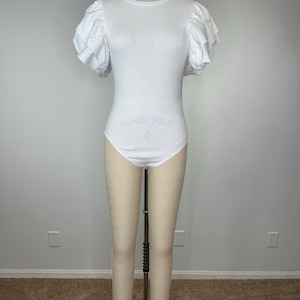 Body de canalé con volantes grandes en blanco de Zara