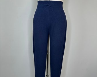 Granatowe legginsy ze strzemionami