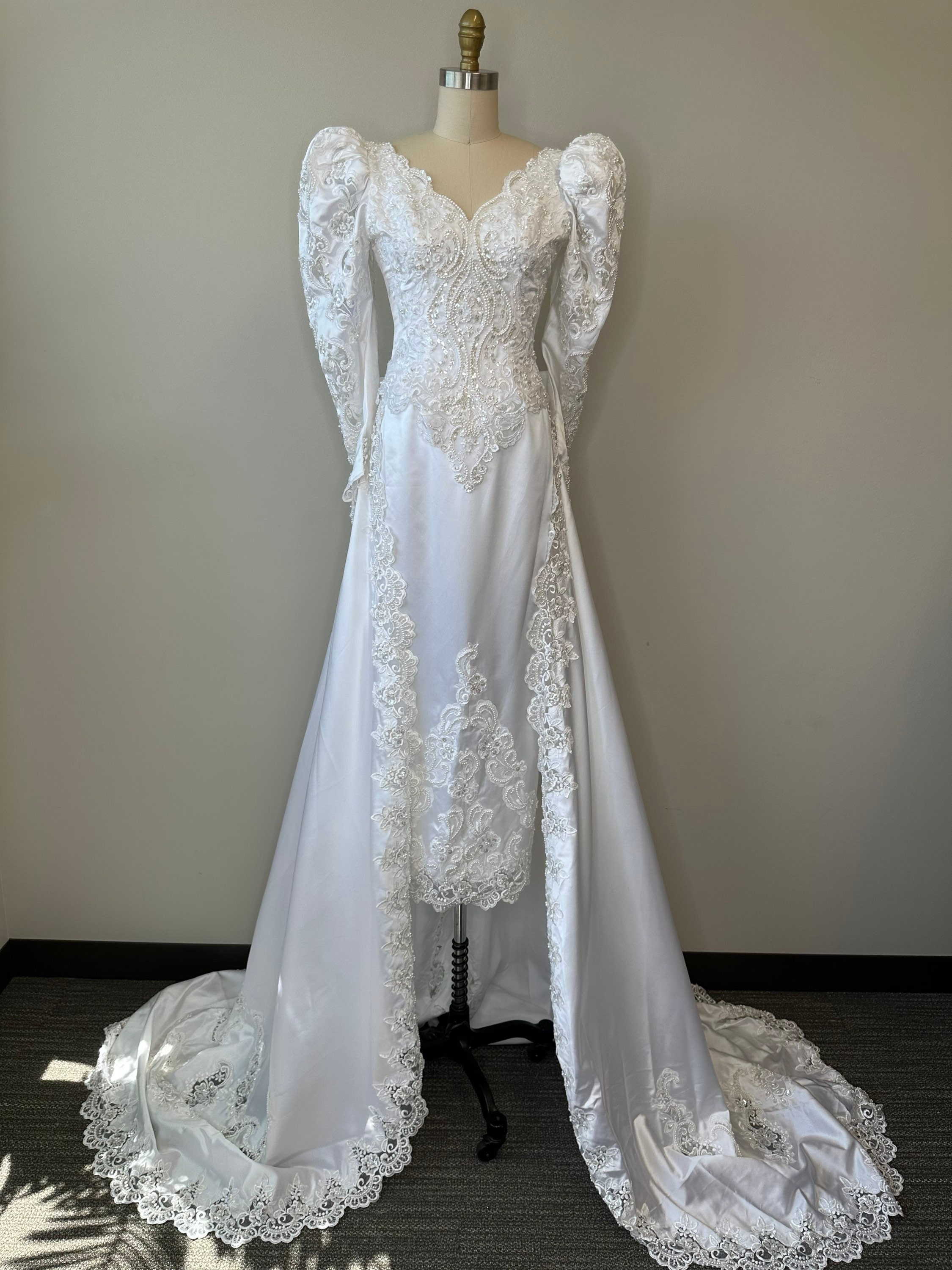 パーティードレス Lace Embroidered Satin Gown il_1080xN.4947891537_619o.jpg