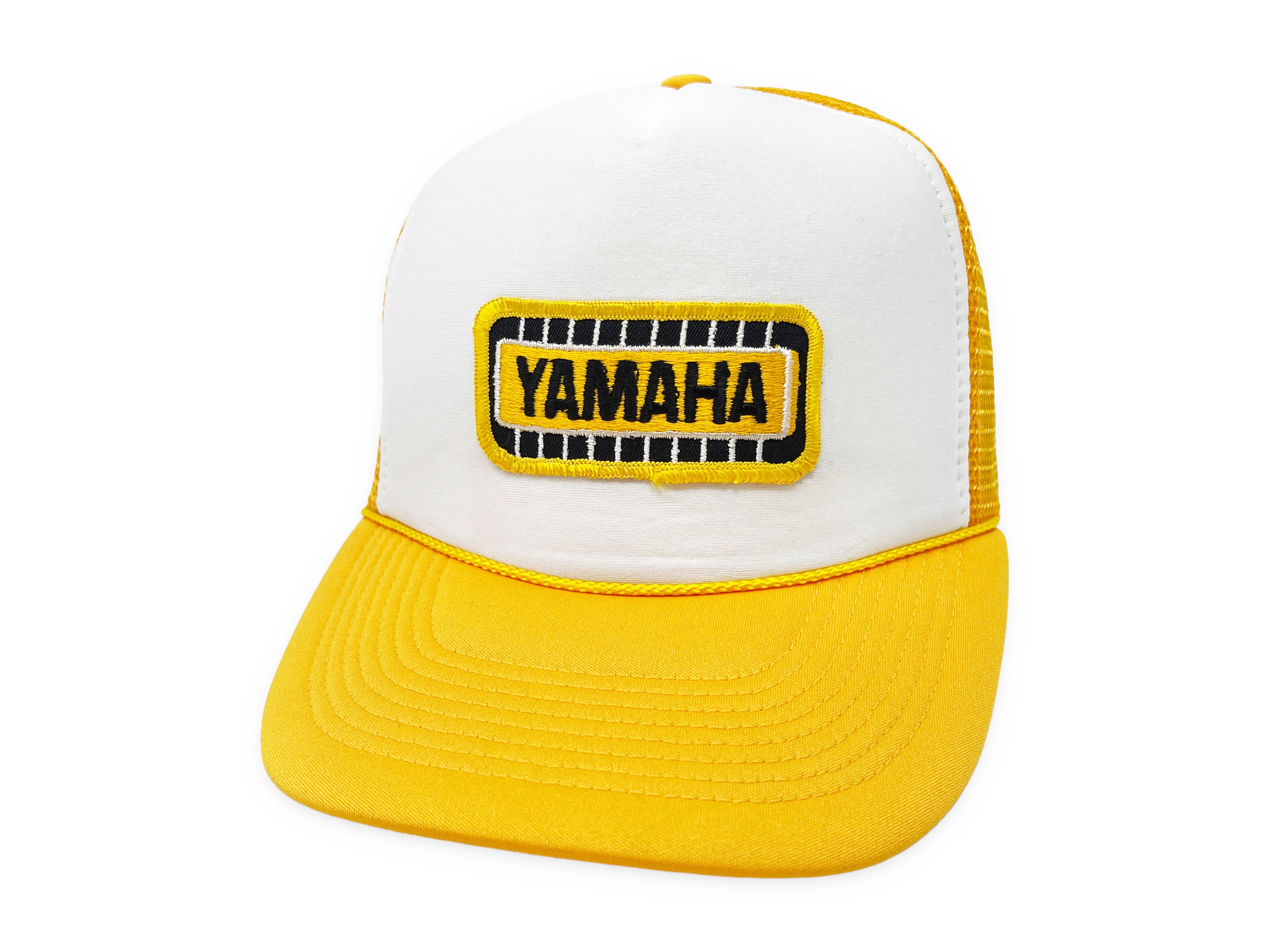 wert-umarmung-agentur-yamaha-trucker-cap-ausbuchtung-sich-an-etwas