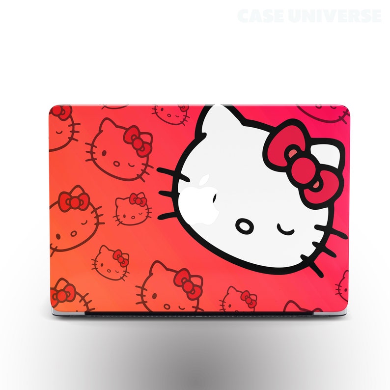 Peut inclure: Une peau d'ordinateur portable rouge et rose avec un motif Hello Kitty blanc. Le motif repr&eacute;sente Hello Kitty les yeux ferm&eacute;s et un n&oelig;ud rouge. L'arri&egrave;re-plan est un d&eacute;grad&eacute; de rouge et de rose avec de plus petits visages d'Hello Kitty.