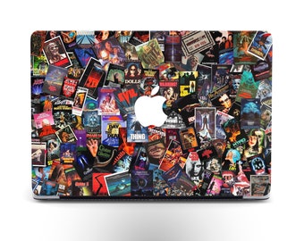 Puede incluir: Una piel para portátil con un collage de carteles de películas de terror. Los carteles incluyen títulos como "The Thing", "Halloween", "Viernes 13", "Pesadilla en Elm Street" y "Evil Dead".