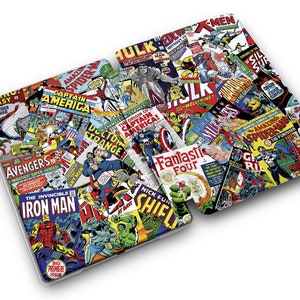 Puede incluir: Un collage de portadas de c&oacute;mics vintage con superh&eacute;roes de Marvel como Spider-Man, Capit&aacute;n Am&eacute;rica, Iron Man, Hulk y Los Cuatro Fant&aacute;sticos. Las portadas son de varios colores, incluyendo rojo, azul, amarillo y verde.