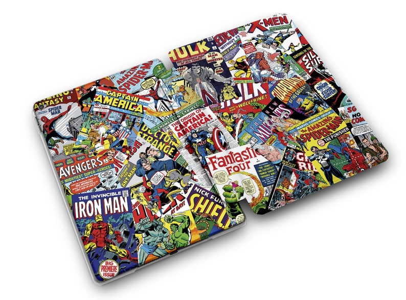 Puede incluir: Un collage de portadas de c&oacute;mics vintage con superh&eacute;roes de Marvel como Spider-Man, Capit&aacute;n Am&eacute;rica, Iron Man, Hulk y Los Cuatro Fant&aacute;sticos. Las portadas son de varios colores, incluyendo rojo, azul, amarillo y verde.