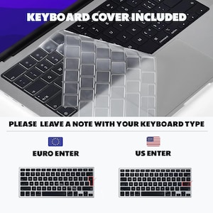Peut inclure: Gros plan sur deux dispositions de clavier pour un ordinateur portable. L'image du haut montre un clavier d'ordinateur portable avec un prot&egrave;ge-clavier transparent. L'image du bas montre deux dispositions de clavier, l'une avec une touche Entr&eacute;e US et l'autre avec une touche Entr&eacute;e Euro. Le texte "KEYBOARD COVER INCLUDED" est en haut de l'image. Le texte "PLEASE LEAVE A NOTE WITH YOUR KEYBOARD TYPE" est en dessous des dispositions du clavier.