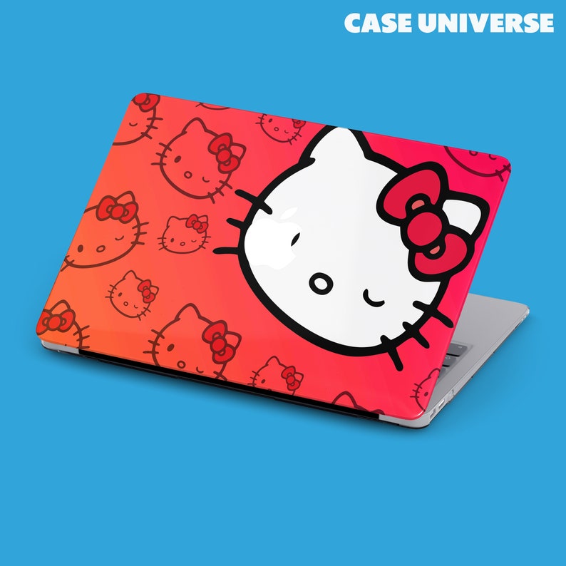Peut inclure: Une peau d'ordinateur portable rose et rouge avec un motif Hello Kitty blanc. La peau pr&eacute;sente un motif r&eacute;p&eacute;t&eacute; du visage d'Hello Kitty avec un n&oelig;ud rouge.