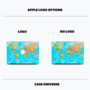Peut inclure: Deux peaux d'ordinateur portable avec un motif de carte du monde. La peau de gauche affiche le logo Apple, tandis que la peau de droite ne l'affiche pas. Le texte "APPLE LOGO OPTIONS" est en haut de l'image, et le texte "CASE UNIVERSE" est en bas.