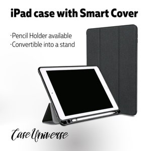 Puede incluir: Funda negra para iPad con una cubierta inteligente. La funda est&aacute; doblada en posici&oacute;n de soporte con un l&aacute;piz &oacute;ptico apoyado en la pantalla. El texto "Pencil Holder available" y "Convertible into a stand" es visible en la imagen. El texto "Case Universe" es visible en la parte inferior de la imagen.