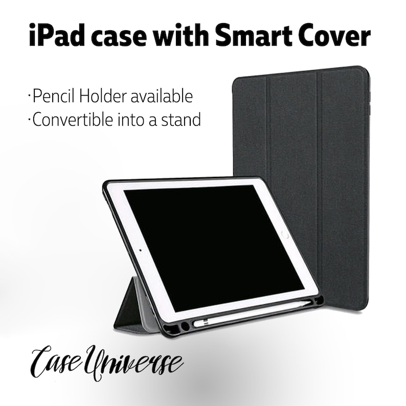 Puede incluir: Funda negra para iPad con una cubierta inteligente. La funda est&aacute; doblada en posici&oacute;n de soporte con un l&aacute;piz &oacute;ptico apoyado en la pantalla. El texto "Pencil Holder available" y "Convertible into a stand" es visible en la imagen. El texto "Case Universe" es visible en la parte inferior de la imagen.
