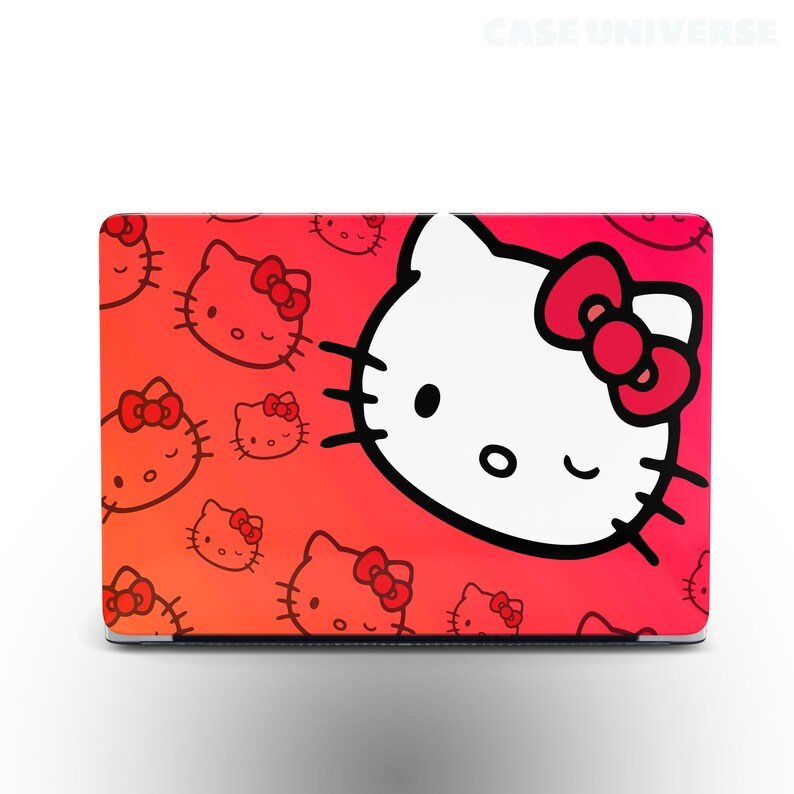 Peut inclure: Une peau d'ordinateur portable rouge et rose avec un motif Hello Kitty blanc. Le motif repr&eacute;sente Hello Kitty avec un n&oelig;ud rouge et un clin d'&oelig;il. L'arri&egrave;re-plan est un d&eacute;grad&eacute; de rouge et de rose avec de plus petits visages d'Hello Kitty.