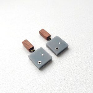 Wooden dangle & drop earrings with light grey acrylic and brass details