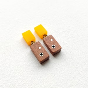 Houten oorhangers met mosterdgeel acryl en messing details