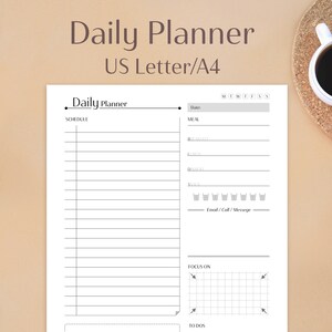 Pode incluir: Um planejador diário preto e branco com um design simples. O planejador tem seções para a agenda, refeições, foco e tarefas a fazer. O planejador é rotulado como "Daily Planner" e "US Letter/A4".