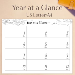 Könnte beinhalten: Ein schwarz-weißer druckbarer Jahreskalender mit floralem Design. Der Kalender ist in 12 Monate unterteilt, wobei jeder Monat sein eigenes Feld hat. Der Kalender ist mit "Year at a Glance" und "Year of:" beschriftet.