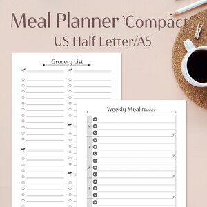 Könnte beinhalten: Ein weißer Essensplaner mit dem Text "Meal Planner 'Compact" und "US Half Letter/A5". Der Planer enthält eine Einkaufsliste und einen Wochenessensplaner. Die Einkaufsliste hat Linien mit Kreisen zum Abhaken.