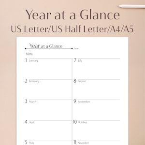 Könnte beinhalten: Eine weiße Planerseite mit dem Text "Year at a Glance" und monatlichen Abschnitten. Die Seite ist für die Formate US Letter, US Half Letter, A4 und A5 konzipiert. Das Layout enthält Platz für Ziele und einen Jahresüberblick.
