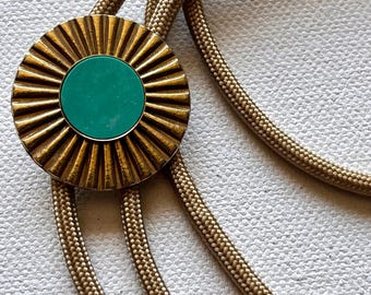 Collar bolo de latón y turquesa con forma de rayo de sol