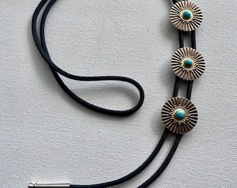 Colar bolo triplo com pingente em forma de raio de sol em prata e turquesa