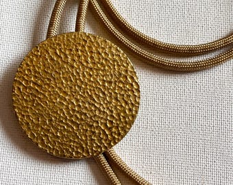 Collana con medaglione in ottone martellato