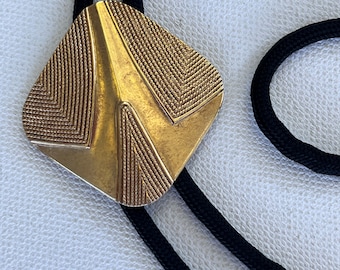 Vintage koperen getextureerde vierkante medaillon bolo tie-ketting