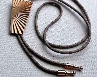 Collar bolo rectangular de latón vintage con diseño de rayos de sol