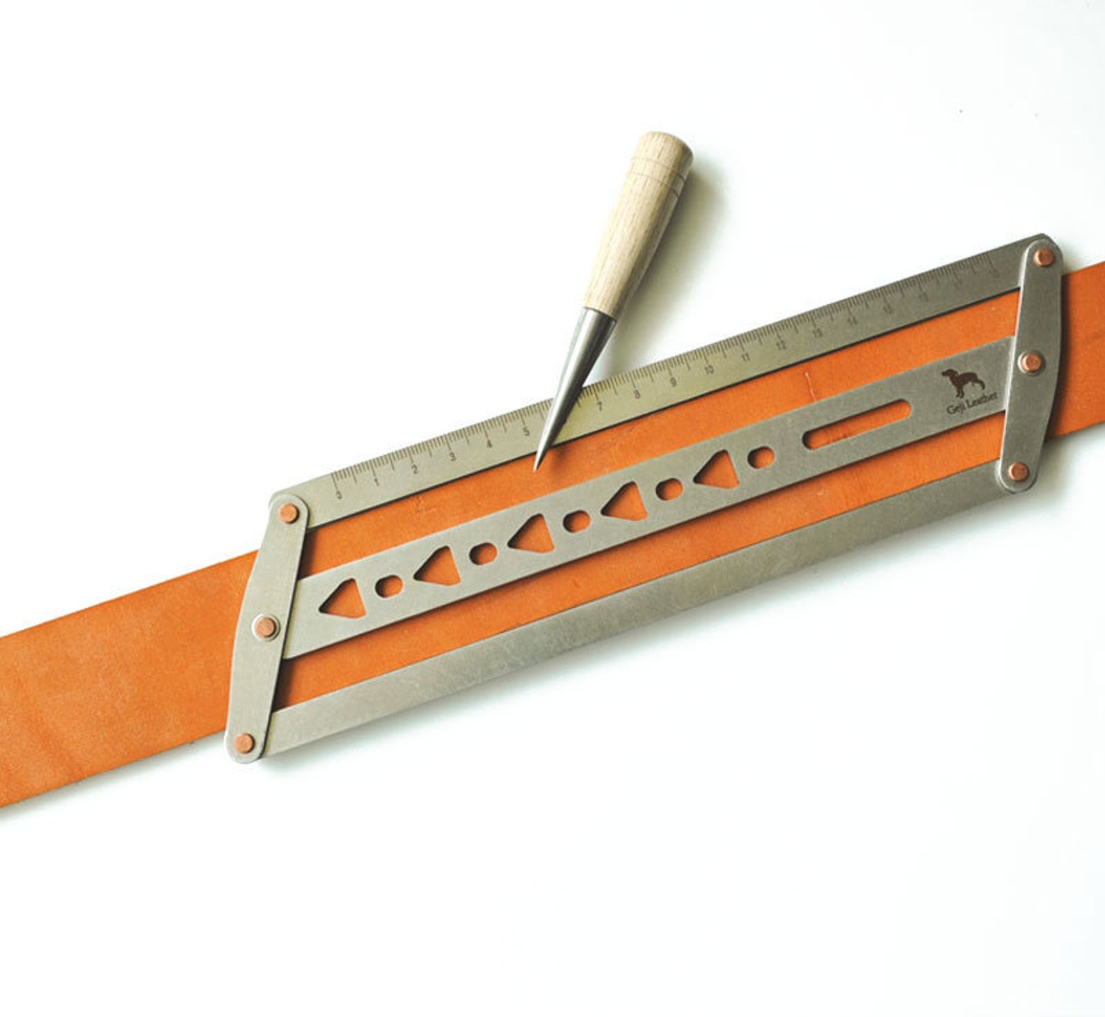 Мульти измерение. Линейка для замера углов. Измерительный инструмент 46510. Линейные инструменты. Инструмент для разметки отверстий.
