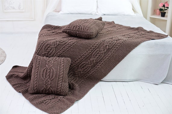Handgestricktes Decken-Set mit 2 Kissenbezügen, braune Tagesdecke mit Zopfmuster