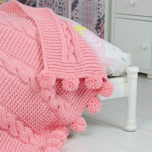Mooie babydeken, gebreide babydeken, babyshowercadeau, roze kinderwagendeken, koetsdeken met pompomes