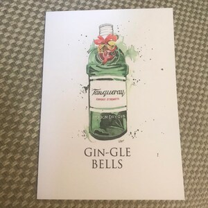 Puede incluir: Impresi&oacute;n en acuarela de una botella de ginebra Tanqueray con un lazo rojo y campanas. Las palabras "Gin-gle Bells" est&aacute;n impresas debajo. El fondo tiene salpicaduras verdes de acuarela.