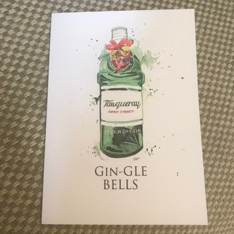 Puede incluir: Impresi&oacute;n en acuarela de una botella de ginebra Tanqueray con un lazo rojo y campanas. Las palabras "Gin-gle Bells" est&aacute;n impresas debajo. El fondo tiene salpicaduras verdes de acuarela.