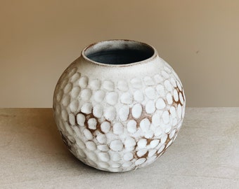 Hand carved white stoneware ceramic vase in toasted clay - Craters