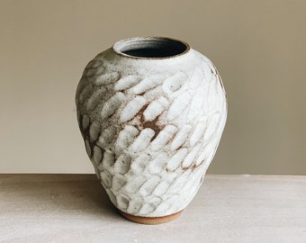 Hand carved round white stoneware ceramic vase in toasted clay - Ripples