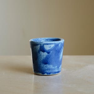 Taza de cerámica de gres hecha a mano de color azul cielo