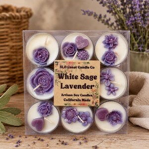 Op de afbeelding: Een doorzichtige doos met negen witte theelichtkaarsen van sojawas. Elke kaars is versierd met een paars bloemmotief. Het etiket luidt "White Sage Lavender" en "Artisan Soy Candles California Made".