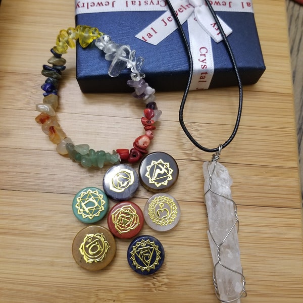 Ensemble de runes avec pierres de chakra, bracelet et pendentif en quartz - Kit spirituel de 9 pièces pour la méditation et la décoration