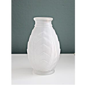 Pequeño jarrón Art Déco de vidrio esmerilado blanco – Francia, circa 1920