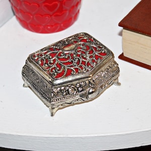 Boite à bijoux argentée et rouge avec couvercle ajouré – boite alliances vintage