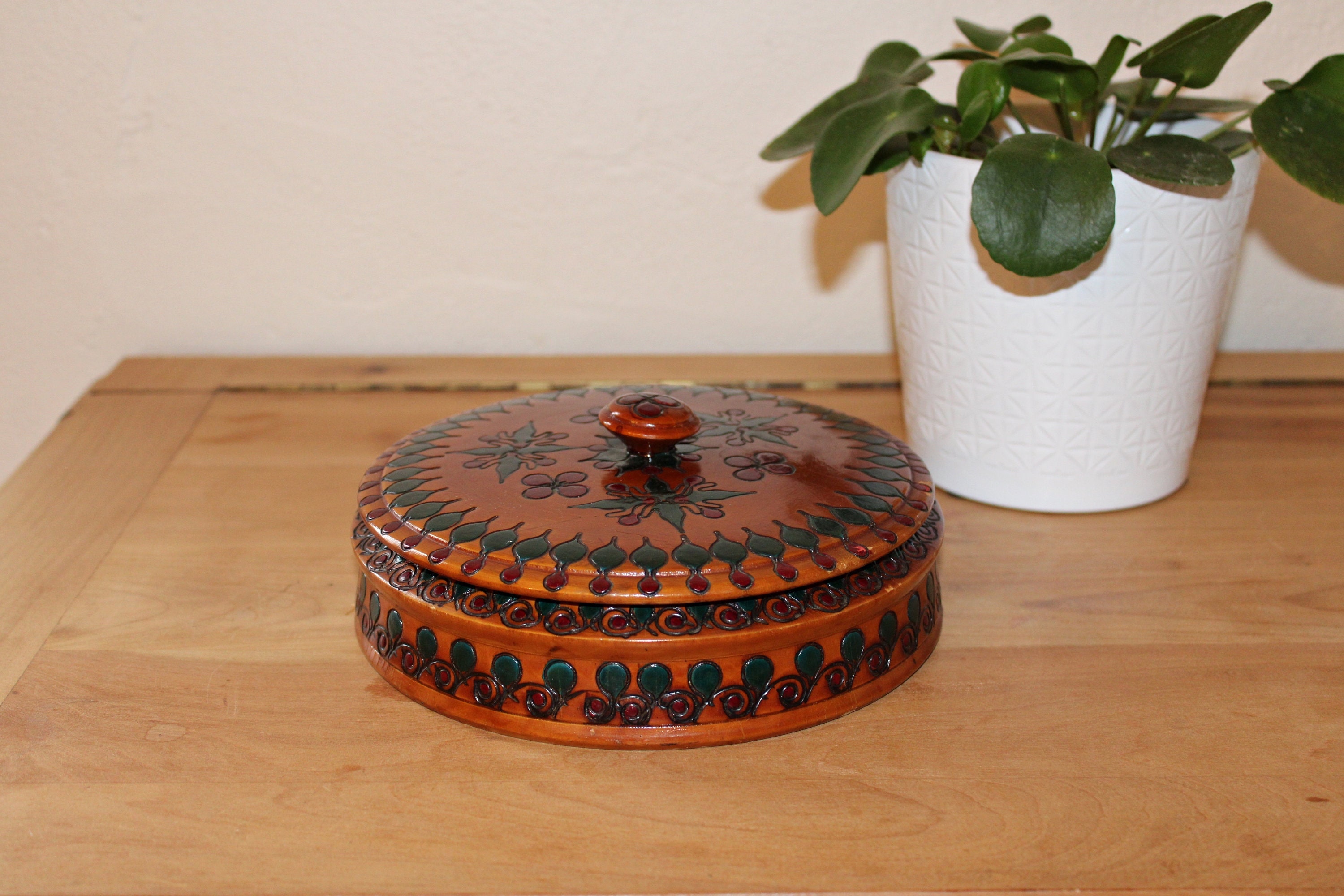 Boîte en Bois Vintage Sculptée Dans Un Rondin et Décorée à La Main - France 1980