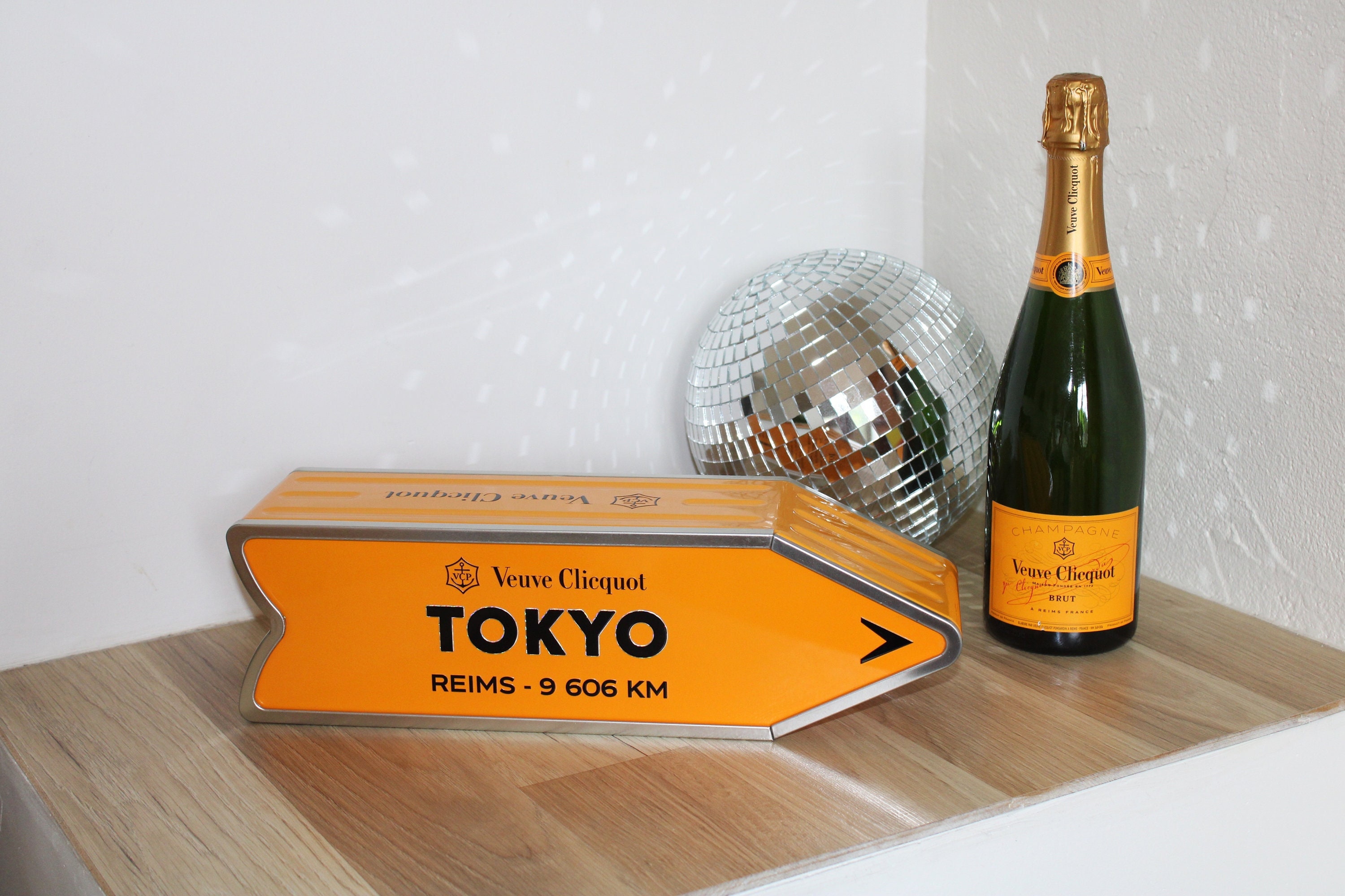 Clicquot Arrow Tokyo Collector - Boîte Champagne Veuve Clicquot Ponsardin en Forme de Flèche Signali