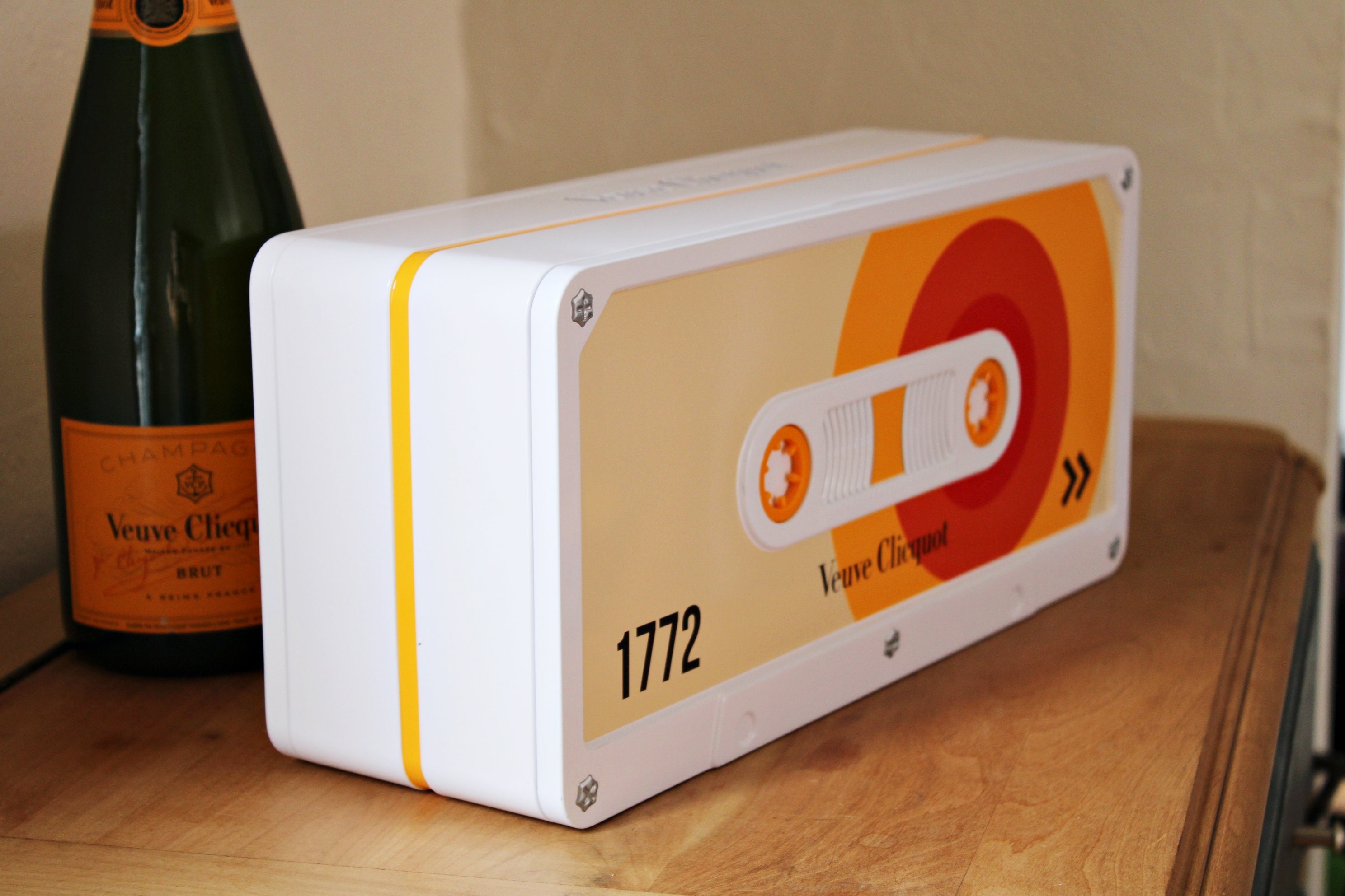 Veuve Clicquot ケース Amazon.co.jp: Veuve Clicquot Traveler Bag Champagne Case