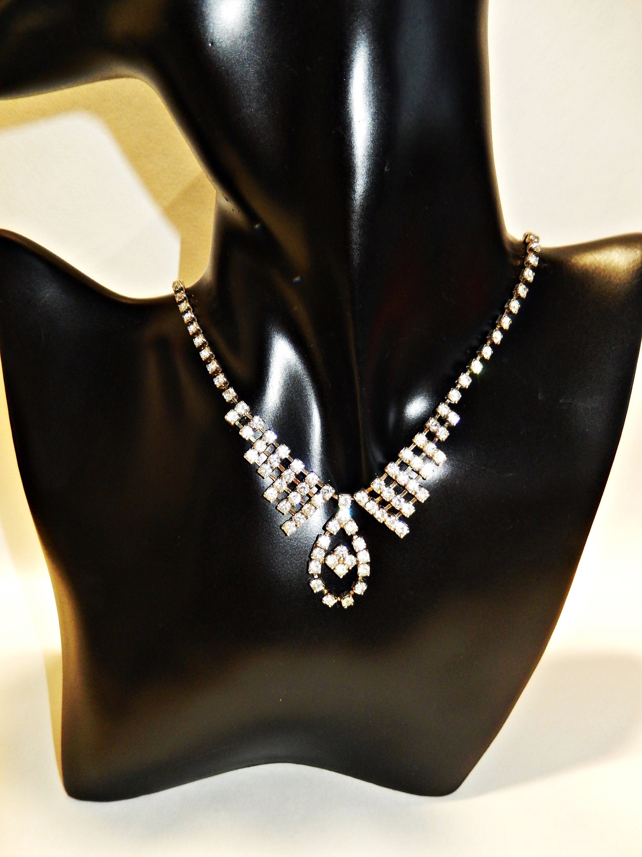 Collier Large Vintage En Argenté Avec Cristaux - Bijou Ancien, Tour De Cou, état Correct