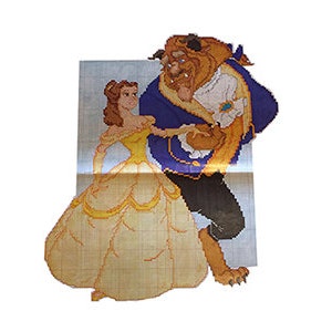 K&ouml;nnte beinhalten: Ein Kreuzstichmuster mit Belle und dem Biest aus Disneys Die Sch&ouml;ne und das Biest. Belle tr&auml;gt ein gelbes Kleid und das Biest tr&auml;gt einen blauen und goldenen Anzug.