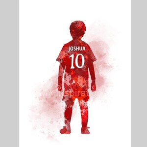 Könnte beinhalten: Eine rote Aquarell-Silhouette eines Kindes, das ein Fußballtrikot mit dem Namen "Joshua" und der Nummer "10" auf dem Rücken trägt.