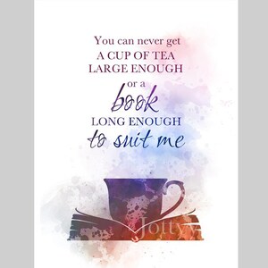 以下が含まれることがあります： 「You can never get a cup of tea large enough or a book long enough to suit me.」というテキストが書かれた、ティーカップと開いた本の水彩画イラスト。
