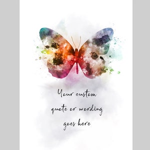Può includere: Un dipinto ad acquerello di una farfalla colorata su uno sfondo bianco. Il testo "Your custom quote or wording goes here" è sotto la farfalla.