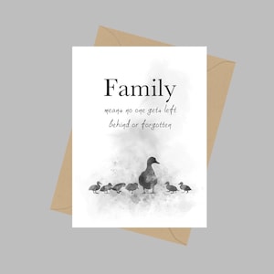 Famiglia significa che nessuno viene lasciato indietro o dimenticato, Biglietto di auguri A5, Citazione, Famiglia d'anatra, Ispirazionale, Regalo, Bianco e nero