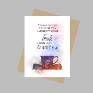 以下が含まれることがあります： 「You can never get a cup of tea large enough or a book long enough to suit me」というテキストが書かれた、ティーカップと開いた本の水彩画イラストです。