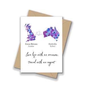 Pode incluir: Um cartão de felicitações branco com mapas em aguarela da Grã-Bretanha e da Austrália em tons de azul e roxo, ligados por um coração. O texto diz: Great Britain London, Australia Sydney, e Live life with no excuses, travel with no regret.